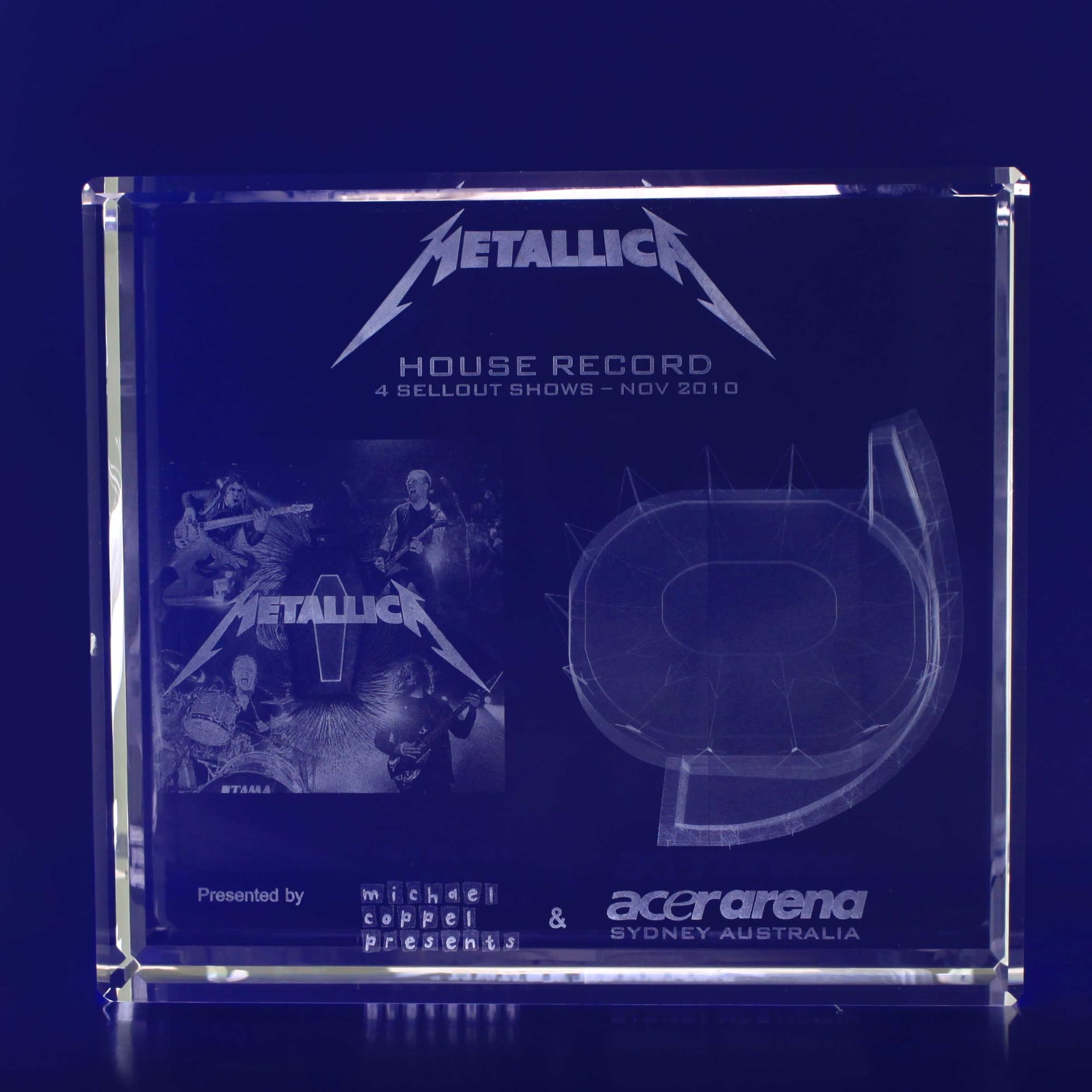 A clear 3D crystal square featuring an engraved Metallica design and logo, with images and a stadium outline. 3D Crystal Square 180x160x60mm - Image 1